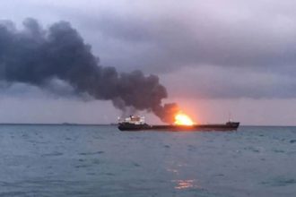 Nava explodata in Marea Neagra ramane inaccesibila Incendiul a fost stins dar temperaturile raman inca prea ridicate
