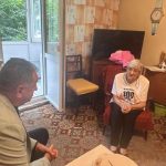 Paraschiva Radulescu din Pitesti a aniversat 100 de ani Primarul a fost alaturi de ea acasa pentru a o felicita
