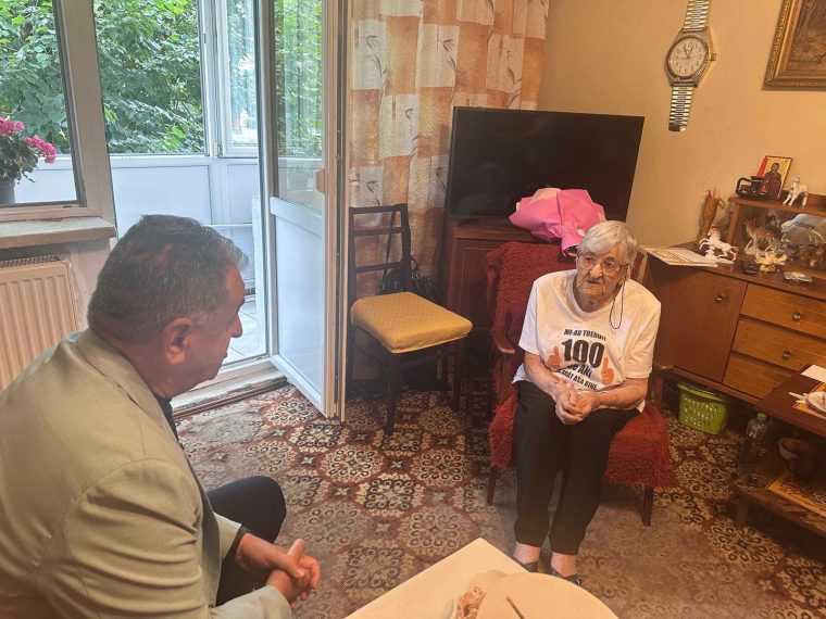 Paraschiva Radulescu din Pitesti a aniversat 100 de ani Primarul a fost alaturi de ea acasa pentru a o felicita
