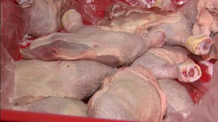 Peste 700 de kilograme de alimente retrase de la vanzare carne de pui contaminata cu salmonella si hering infestat cu paraziti descoperite in urma controalelor
