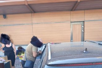 Piteshti Copil blocat in masina salvat de politistii locali