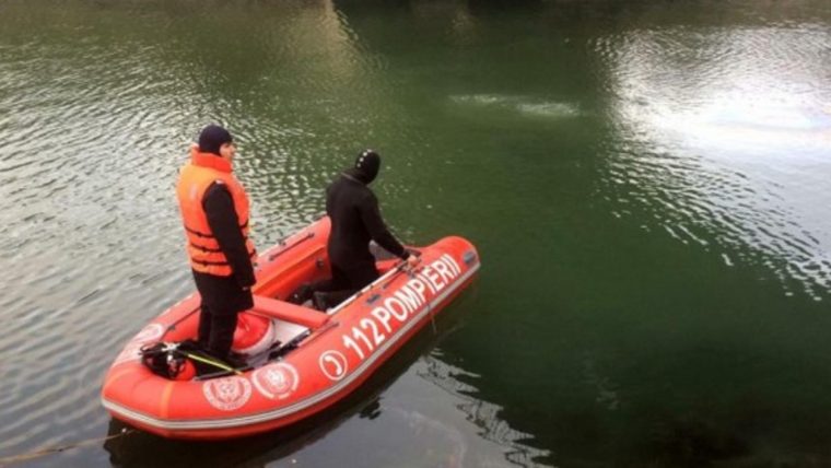 Pompierii au intervenit cu barca la Barla pentru o persoana inecata
