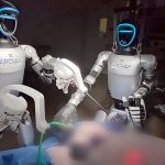 Premiera in medicina Doi roboti umanoizi au participat la o interventie chirurgicala pe un pacient viu