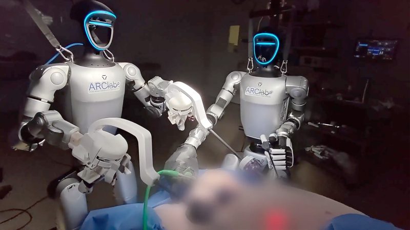 Premiera in medicina Doi roboti umanoizi au participat la o interventie chirurgicala pe un pacient viu