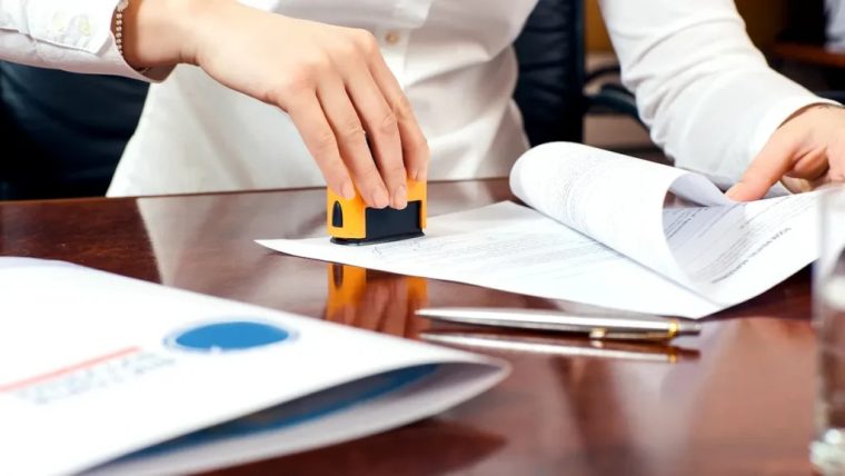 Proiect de lege Romanii ar putea evalua functionarii de la ghiseee direct de pe telefonul mobil