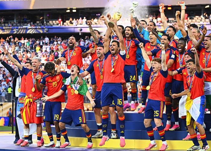 Romania avanseaza doua pozitii in clasamentul FIFA iar Spania detronand Argentina devine noul lider mondial