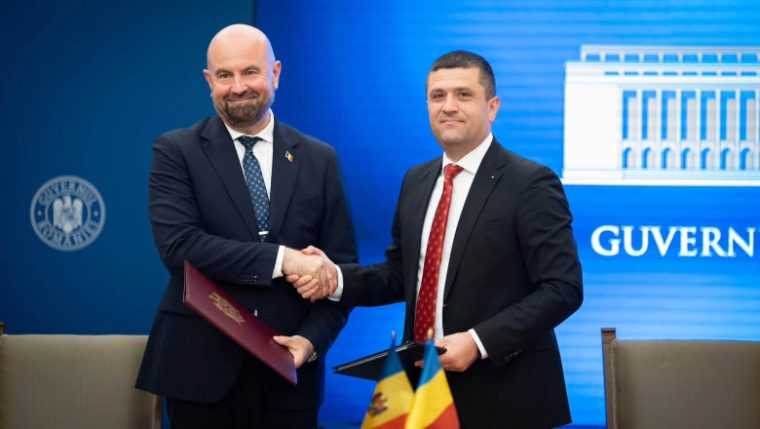 Romania va inconstrui prima autostrada peste Prut A fost semnat ultimul tronson al A8