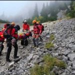 Salvatorii din Arges au evacuat in siguranta un tanar ranit de pe Negoiu