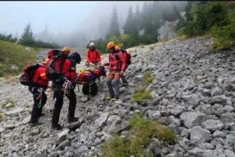 Salvatorii din Arges au evacuat in siguranta un tanar ranit de pe Negoiu