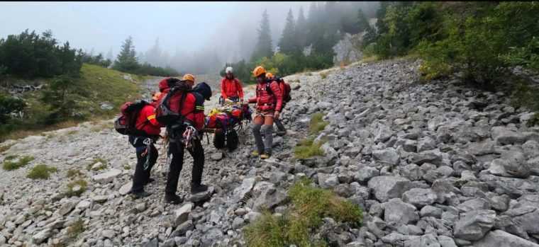 Salvatorii din Arges au evacuat in siguranta un tanar ranit de pe Negoiu