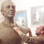 Scena din viata culturala pitestena 177 Bustul lui Dobrin in proces de realizare