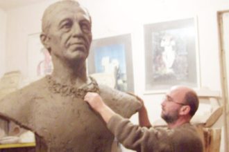 Scena din viata culturala pitestena 177 Bustul lui Dobrin in proces de realizare