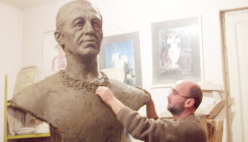 Scena din viata culturala pitestena 177 Bustul lui Dobrin in proces de realizare