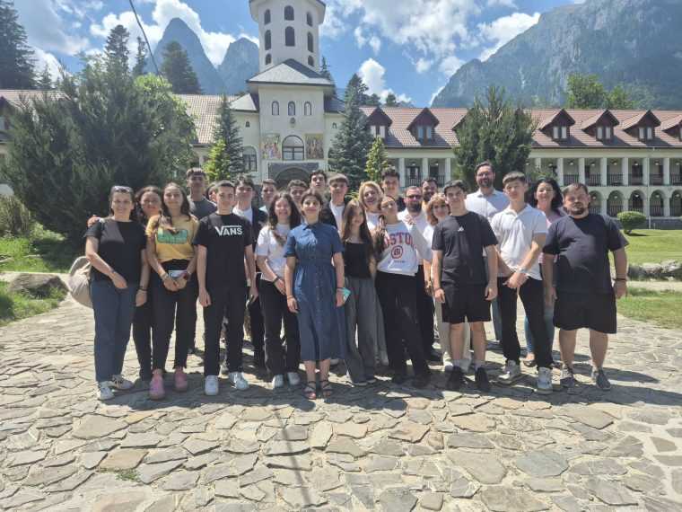Seminaristi din Arges participanti la tabara de prevenire a traficului de persoane de la Manastirea Caraiman