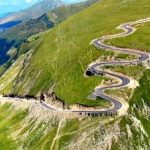 Transalpina blocata din cauza ploilor torentiale drumul a fost acoperit de aluviuni utilajele lucreaza non stop