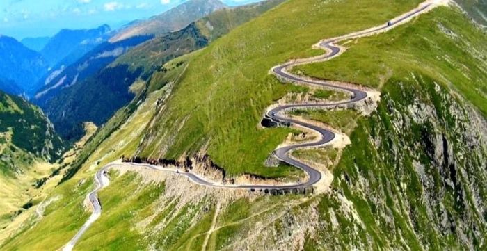 Transalpina blocata din cauza ploilor torentiale drumul a fost acoperit de aluviuni utilajele lucreaza non stop