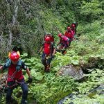 Turist strain prins pe Iezerul Caprei