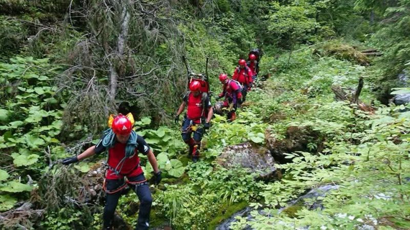 Turist strain prins pe Iezerul Caprei