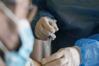 Universitatea Oxford demareaza testarea unui nou vaccin pentru virusul Ebola