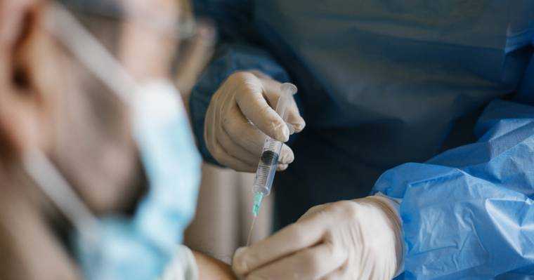 Universitatea Oxford demareaza testarea unui nou vaccin pentru virusul Ebola