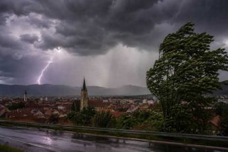 Vremea se schimba rapid in Romania ANM a emis numeroase alerte de furtuni si vant puternic inclusiv avertizari nowcasting
