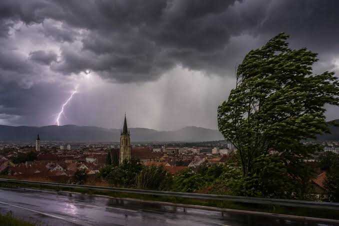 Vremea se schimba rapid in Romania ANM a emis numeroase alerte de furtuni si vant puternic inclusiv avertizari nowcasting