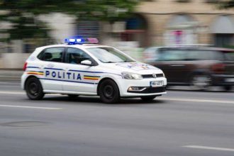 accident grav la 2 mai un autocar a lovit violent o masin de poliie in misiune