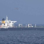incident grav in stramtoarea ormuz un petrolier a fost lovit de un proiectil si a fost cuprins de flacari