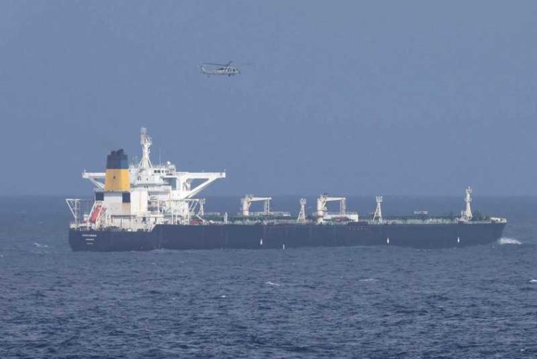 incident grav in stramtoarea ormuz un petrolier a fost lovit de un proiectil si a fost cuprins de flacari