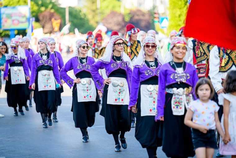 restrictii de trafic pentru parada festivalului international de folclor carpati