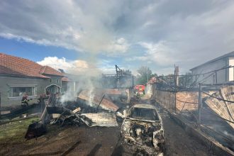 video incendiu devastator in arges case in flacari masina distrusa barbat ajutat de smurd