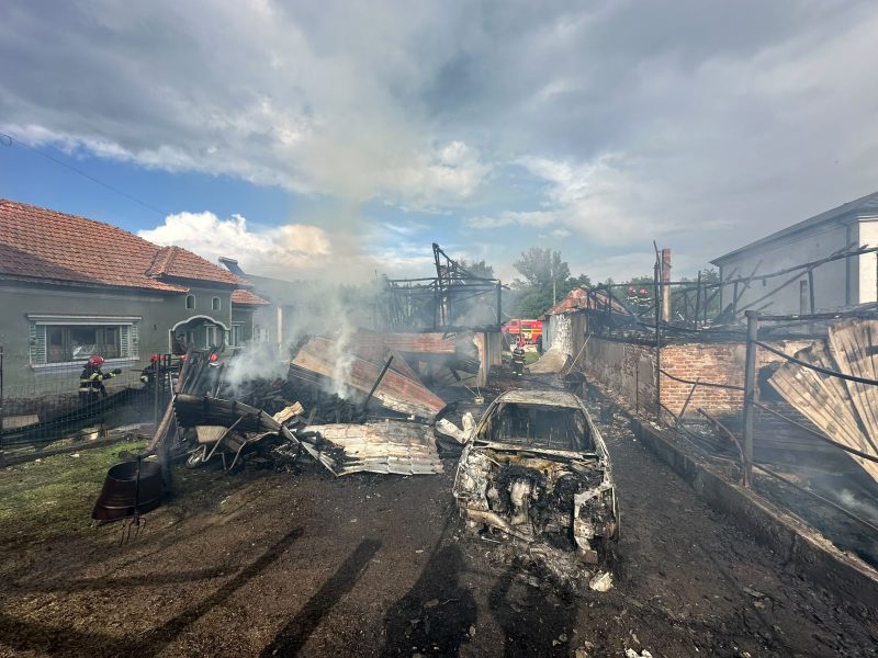 video incendiu devastator in arges case in flacari masina distrusa barbat primit in atentia smurd