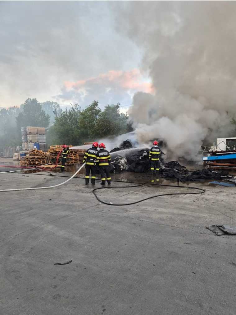 video incendiu la o fabrica din Campulung batalia cu flacarile a durat doua ore