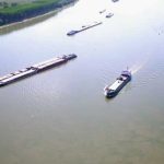 A demarat operatiunea care poate salva Centrala de la Cernavoda Primele barje sunt scufundate in Dunare