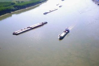 A demarat operatiunea care poate salva Centrala de la Cernavoda Primele barje sunt scufundate in Dunare