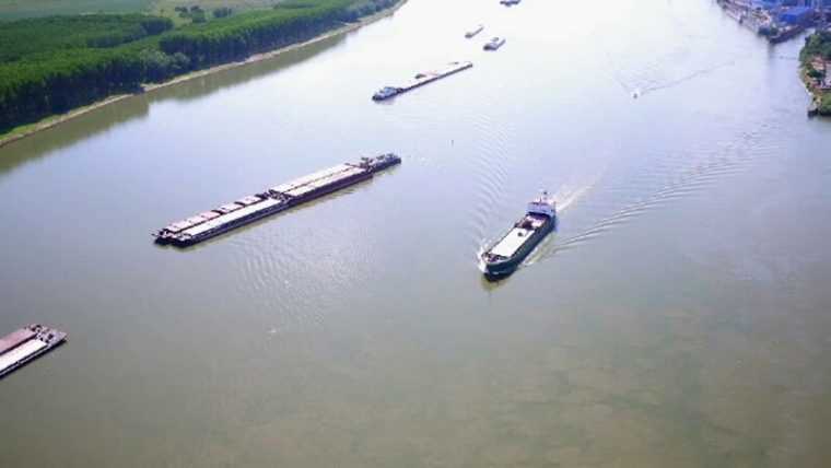 A demarat operatiunea care poate salva Centrala de la Cernavoda Primele barje sunt scufundate in Dunare