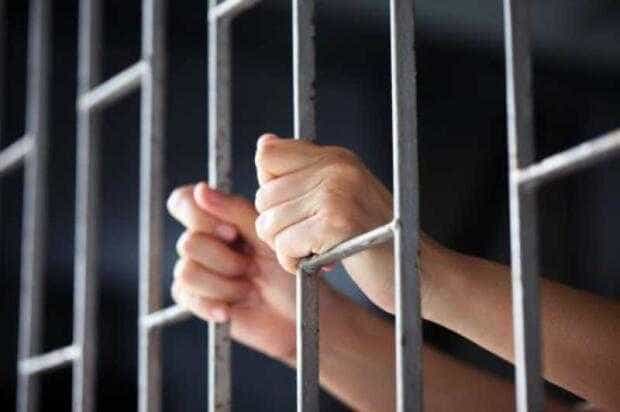 A solicitat 25000 de euro pentru o presupusa interventie la DNA Barbatul a fost arestat in urma unui flagrant