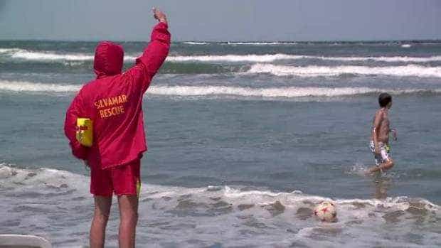 Alert pe litoral valuri de peste 15 metri i cureni puternici Un brbat a decedat n Mamaia Nord