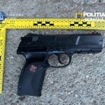 Atras de doua ori cu un pistol neletal asupra unor minore si apoi a incercat sa ascunda arma