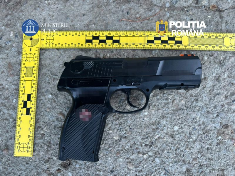 Atras de doua ori cu un pistol neletal asupra unor minore si apoi a incercat sa ascunda arma
