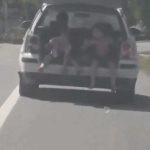 Barbat surprins filmand in timp ce transporta doi copii in portbagajul masinai cu hayonul deschis Ce amenda a fost impusa