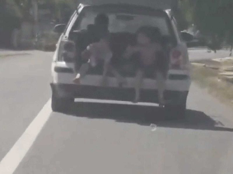 Barbat surprins filmand in timp ce transporta doi copii in portbagajul masinai cu hayonul deschis Ce amenda a fost impusa