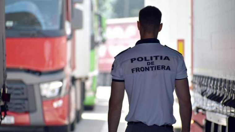 Captura impresionanta la Giurgiu peste 3500 de produse suspectate a fi contrafacute descoperite in vehicule din Turcia si Bulgaria