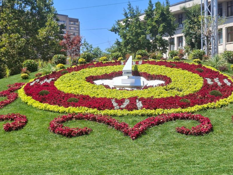 Cel mai mare ceas floral din Romania a fost inaugurat la Pitesti