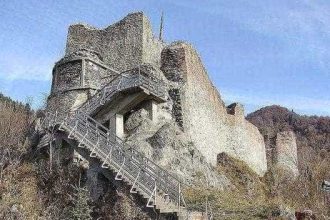 Cetatea Poenari accesibila doar pentru grupuri de 15 20 de persoane dupa aparitia unui urs in zona