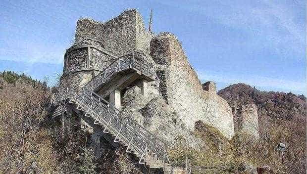 Cetatea Poenari accesibila doar pentru grupuri de 15 20 de persoane dupa aparitia unui urs in zona