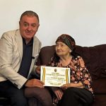 Eugenia Popescu omagiata de primarul Cristian Gentea la 100 de ani