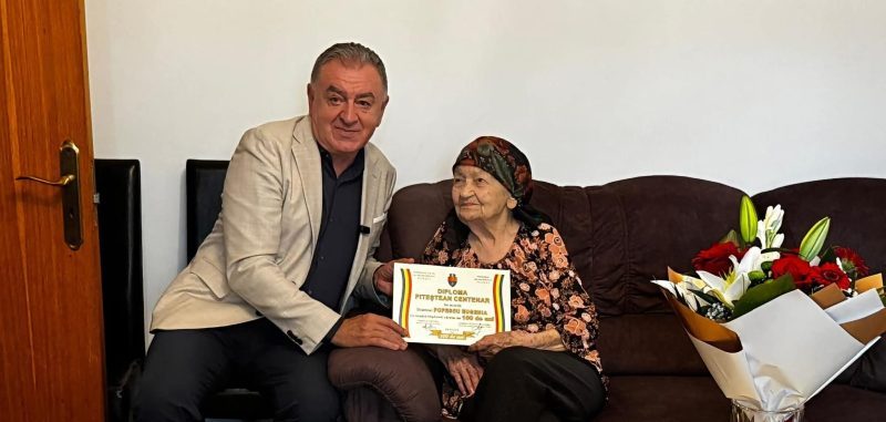 Eugenia Popescu omagiata de primarul Cristian Gentea la 100 de ani