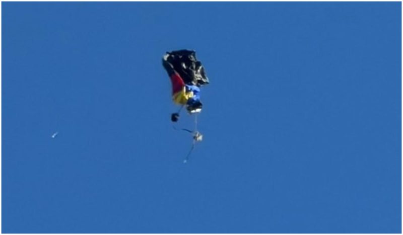 Exercitiu militar aproape de tragedie Un parasutist a ramas prins de aeronava din care a saltat