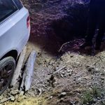 Familie cu un copil de doi ani salvata din Muntii Sebesului dupa ce GPS ul i a condus pe un drum forestier